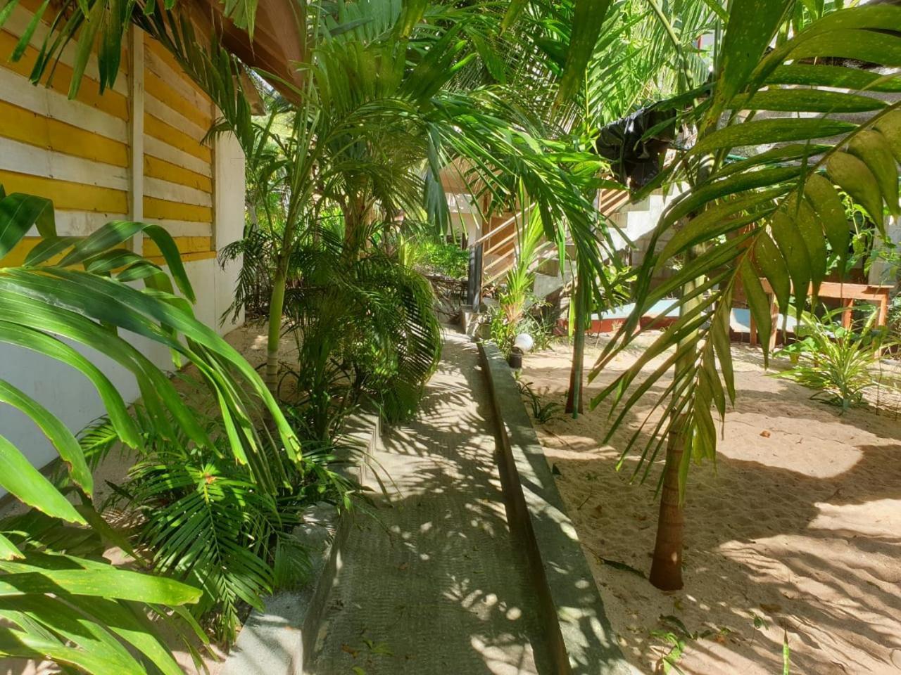 Gems Garden Guest House Tangalle Exteriör bild